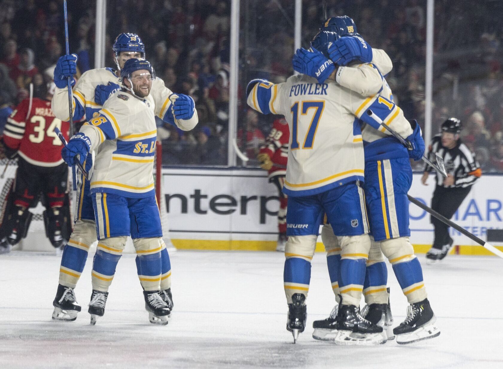 Blues remain perfect in outdoor games as they rout Blackhawks, 6-2, in Winter Classic